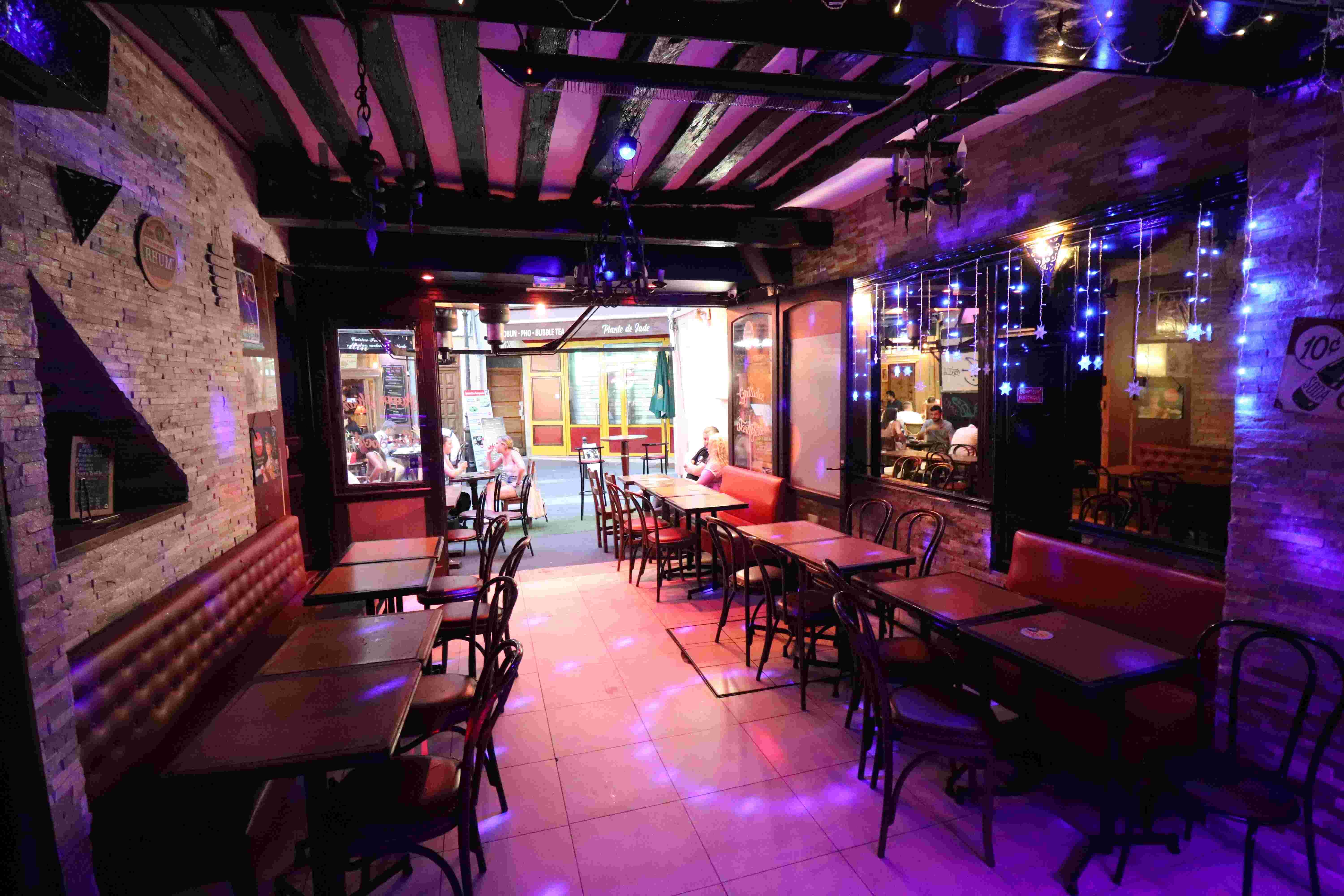 Holiday Bar - Photo 8