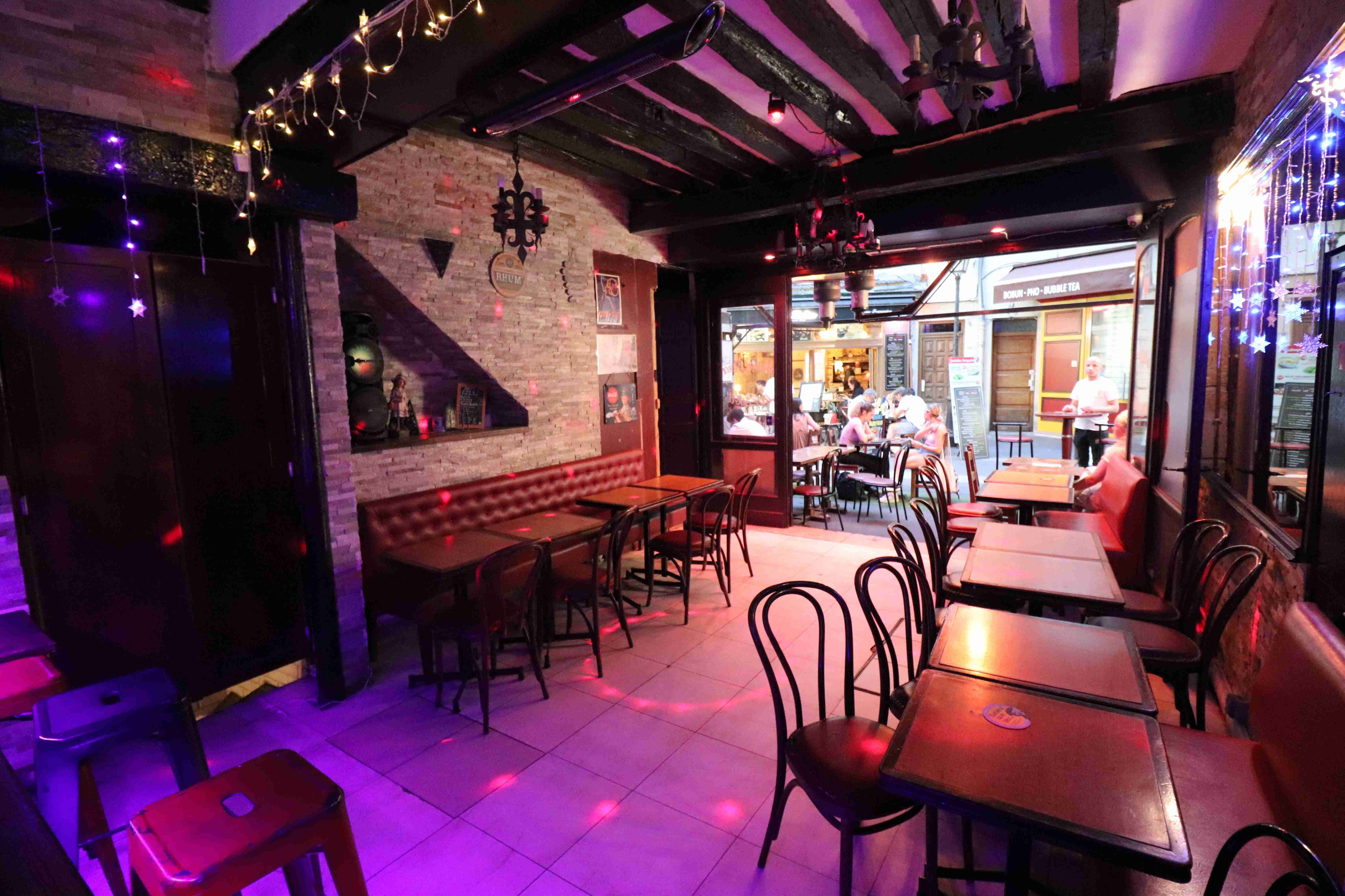 Holiday Bar - Photo 7