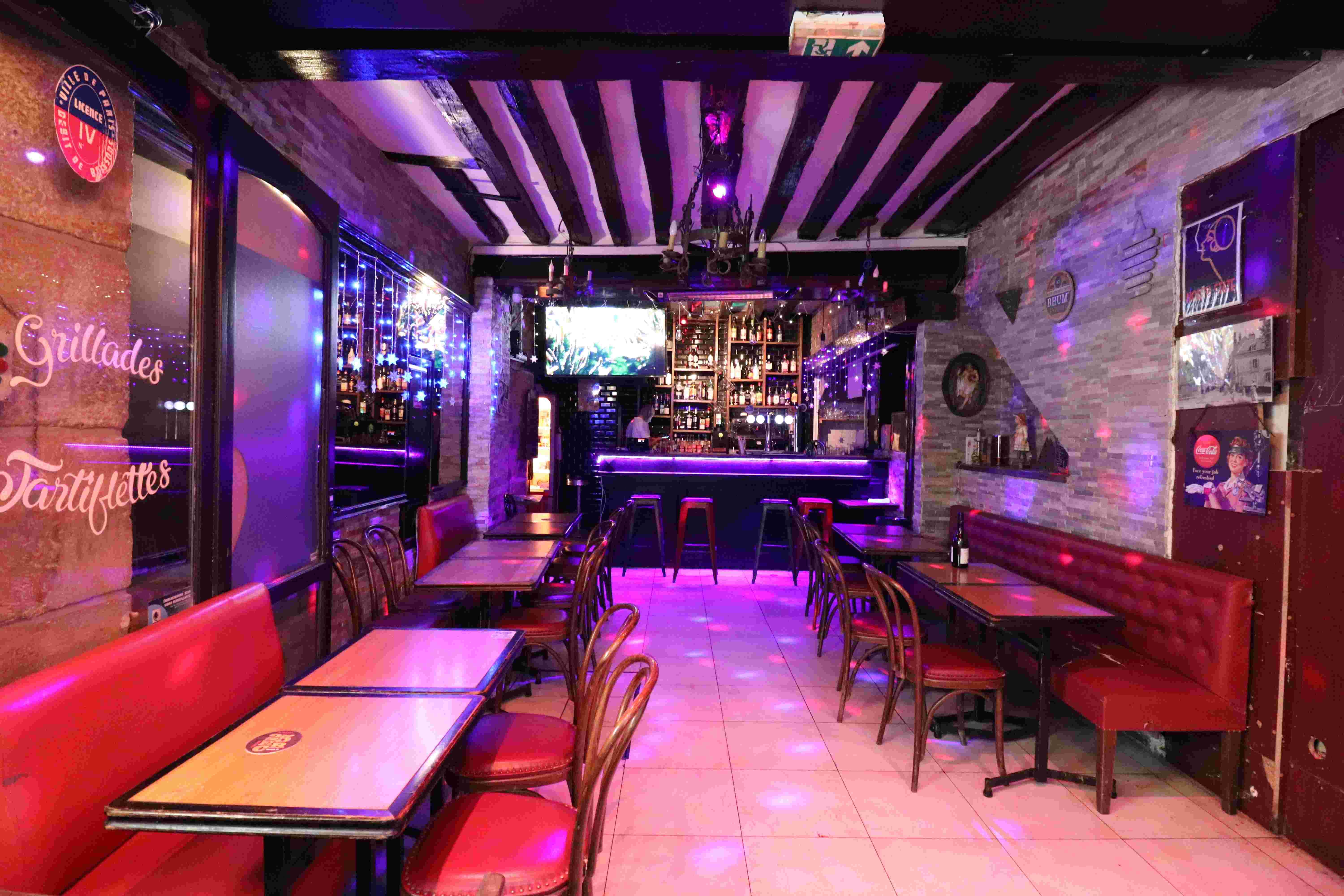 Holiday Bar - Photo 1